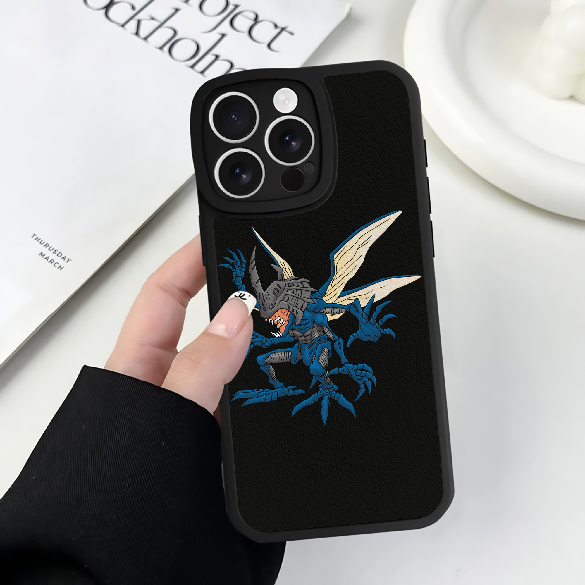 （画像用） Digimon デジタルモンスター/デジモン 【iPhone 16シリーズ対応】シリコンスマホケース（レザー調） 材質：シリコン